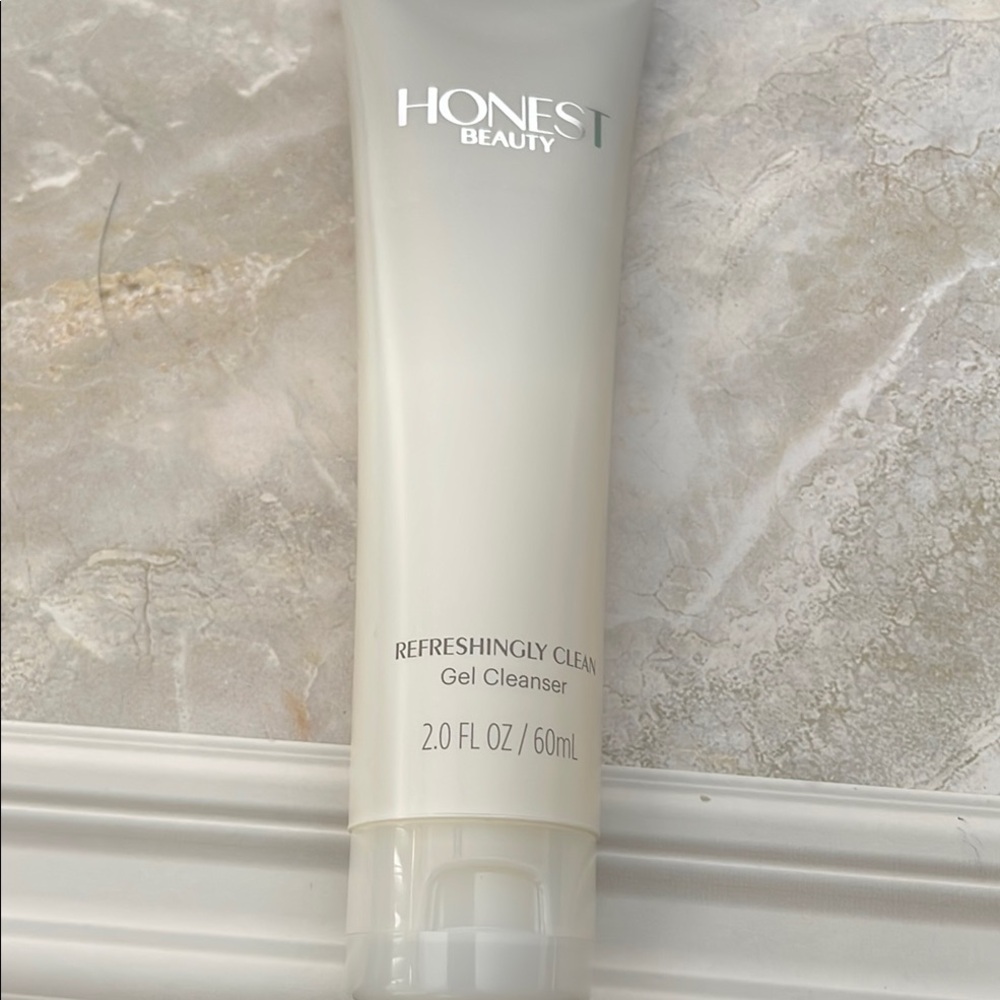 Refreshingly Clean Gel Cleanser - White